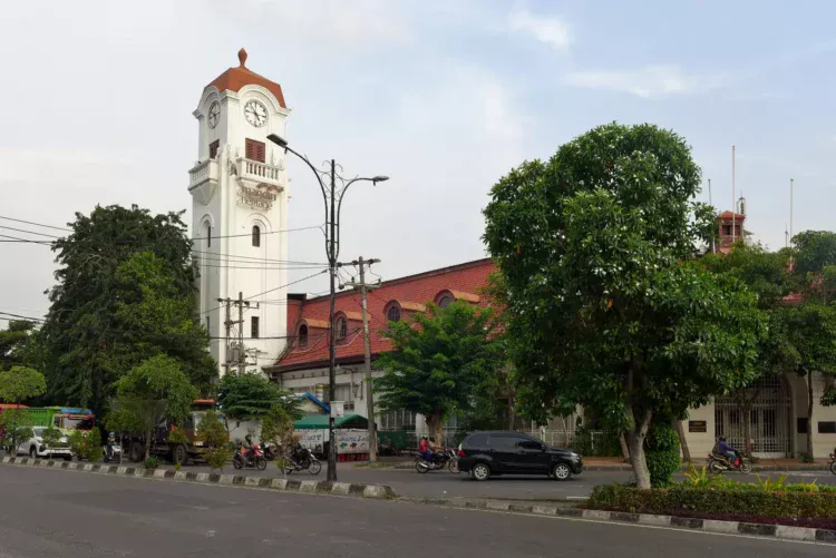Gedung Bank Mandiri KCP Surabaya Pahlawan dengan menara jam bertuliskan Mandiri Heritage