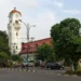 Gedung Bank Mandiri KCP Surabaya Pahlawan dengan menara jam bertuliskan Mandiri Heritage