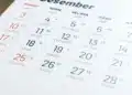Lembar kalender bulan Desember berbahasa Indonesia dengan tanggal dan hari pasaran Jawa
