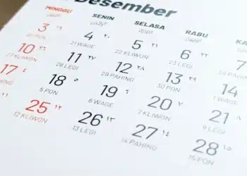 Lembar kalender bulan Desember berbahasa Indonesia dengan tanggal dan hari pasaran Jawa