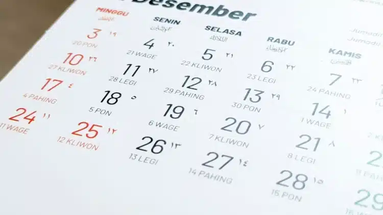 Lembar kalender bulan Desember berbahasa Indonesia dengan tanggal dan hari pasaran Jawa
