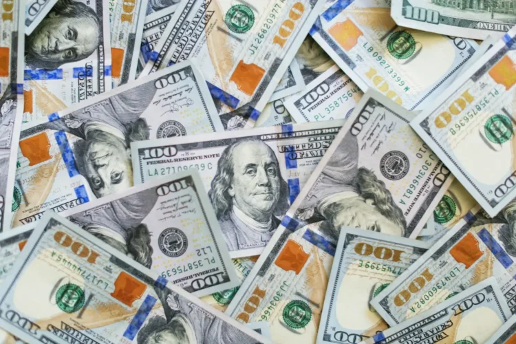 Tumpukan uang kertas 100 dolar AS