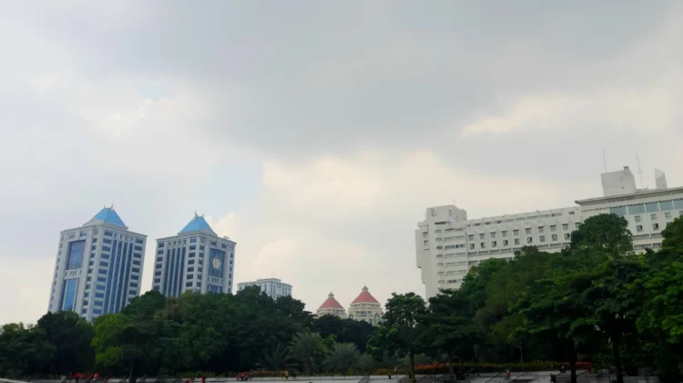 Menara kembar Kementerian Keuangan RI terlihat dari Lapangan Banteng, Jakarta