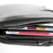 Dompet berisi beberapa kartu kredit