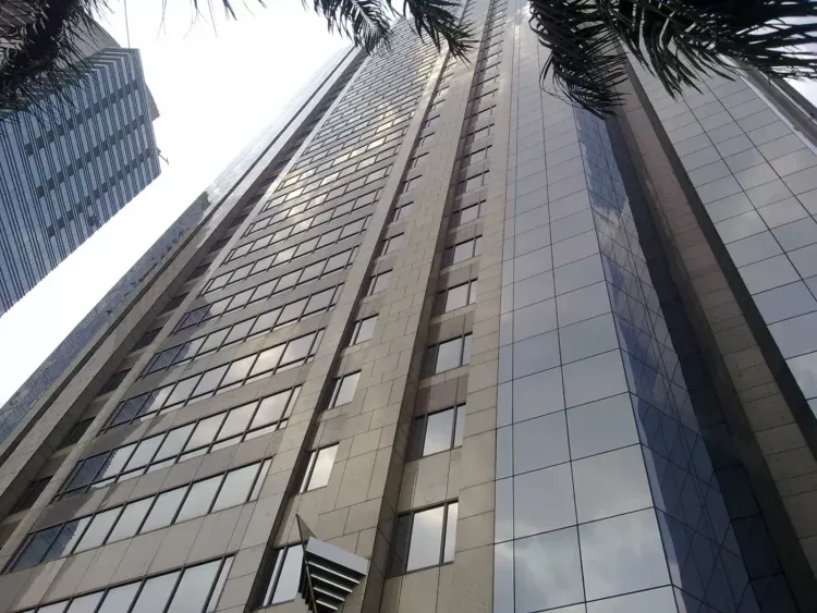 Fasad menara Gedung Bursa Efek Indonesia di kawasan SCBD Jakarta dilihat dari bawah