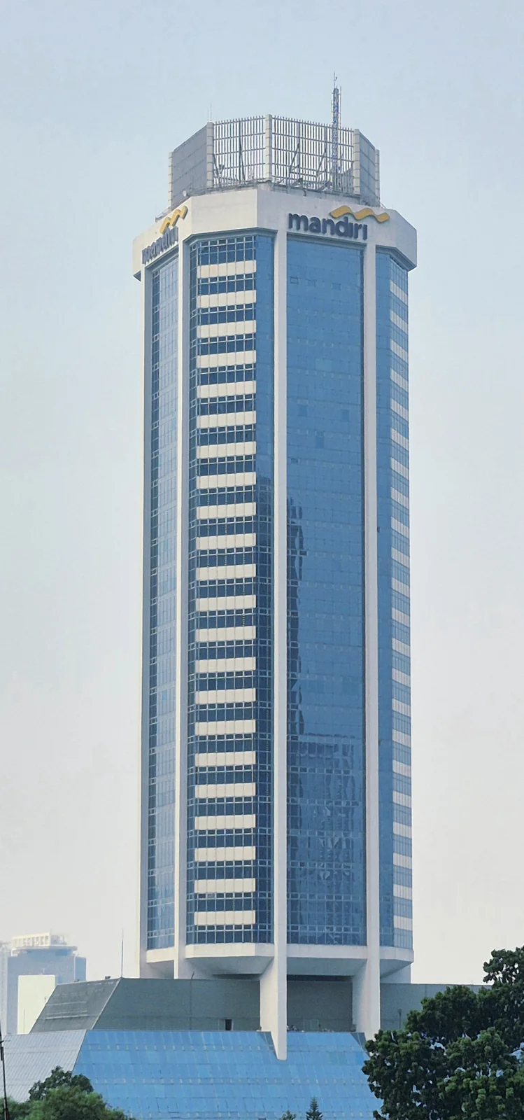 Menara Graha Mandiri berlogo Bank Mandiri di Jakarta