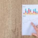 Grafik imbal hasil investasi di atas meja ilustrasi deposito vs P2P lending