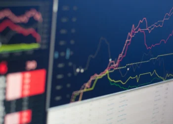 Grafik pergerakan saham di layar monitor