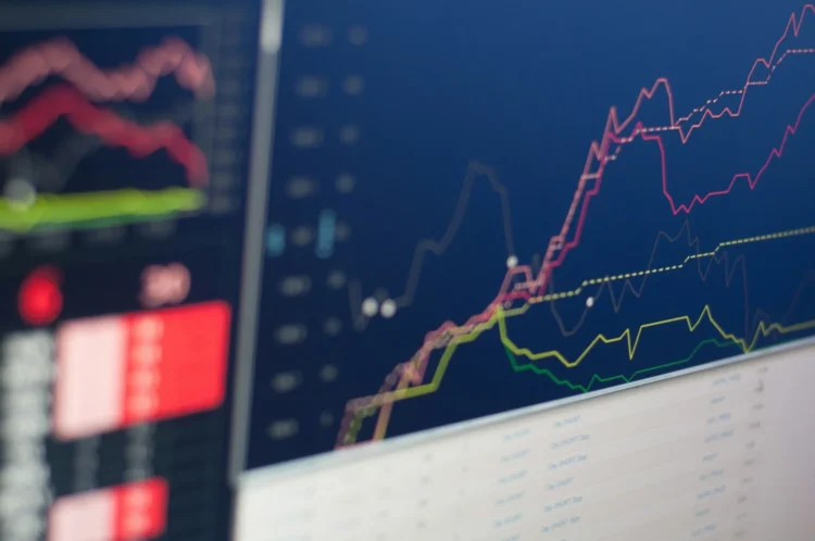 Grafik pergerakan saham di layar monitor