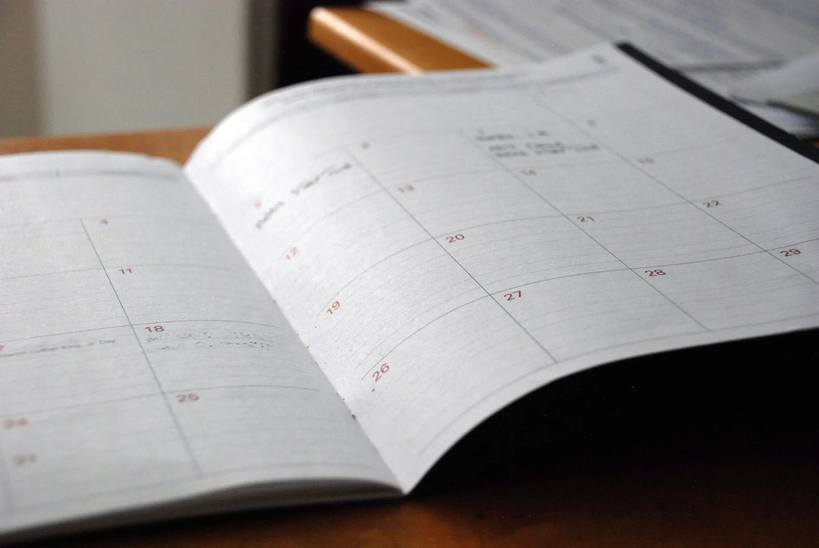 Planner bulanan terbuka ilustrasi jadwal bunga deposito