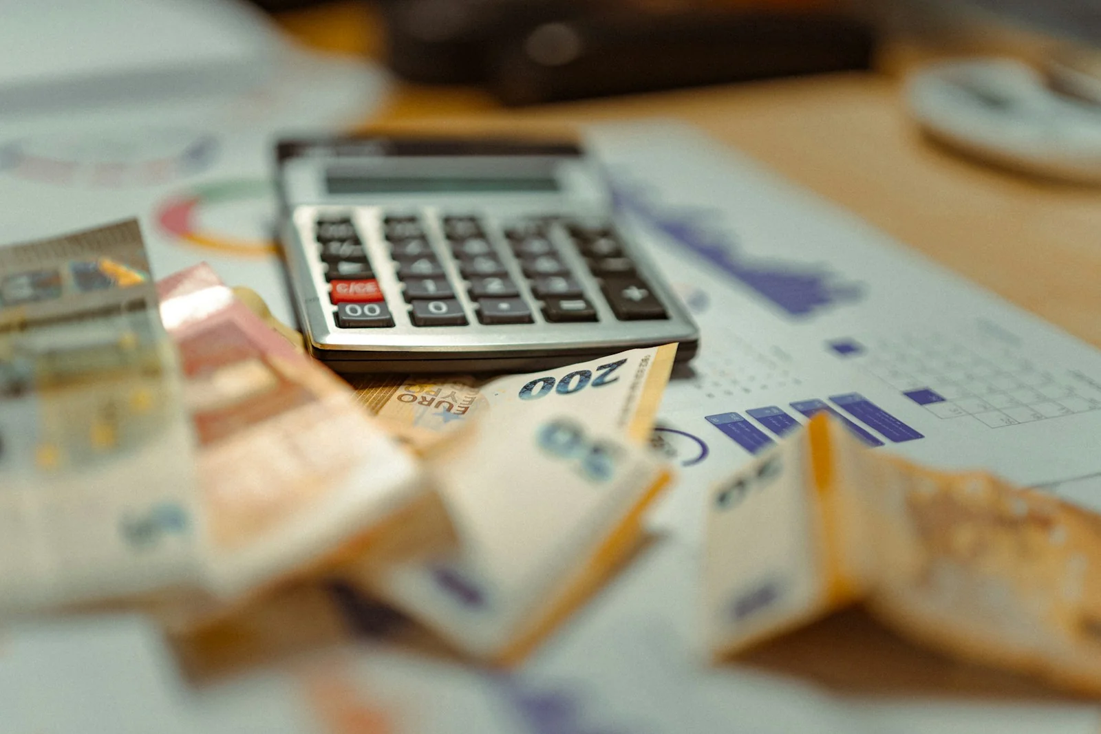 Kalkulator di atas tumpukan uang ilustrasi jenis deposito