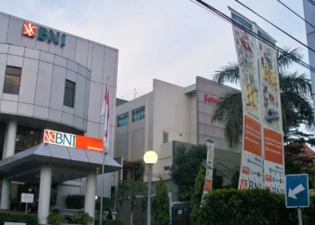 Kantor cabang BNI Matraman Jakarta dengan logo BNI di fasad gedung