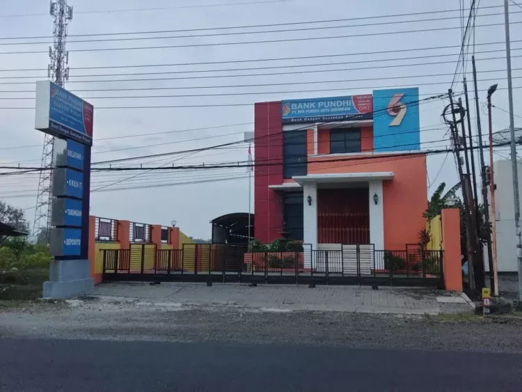 Kantor pusat Bank Pundhi PT BPR Pundhi Arta Indonesia dengan papan nama yang mencantumkan LPS