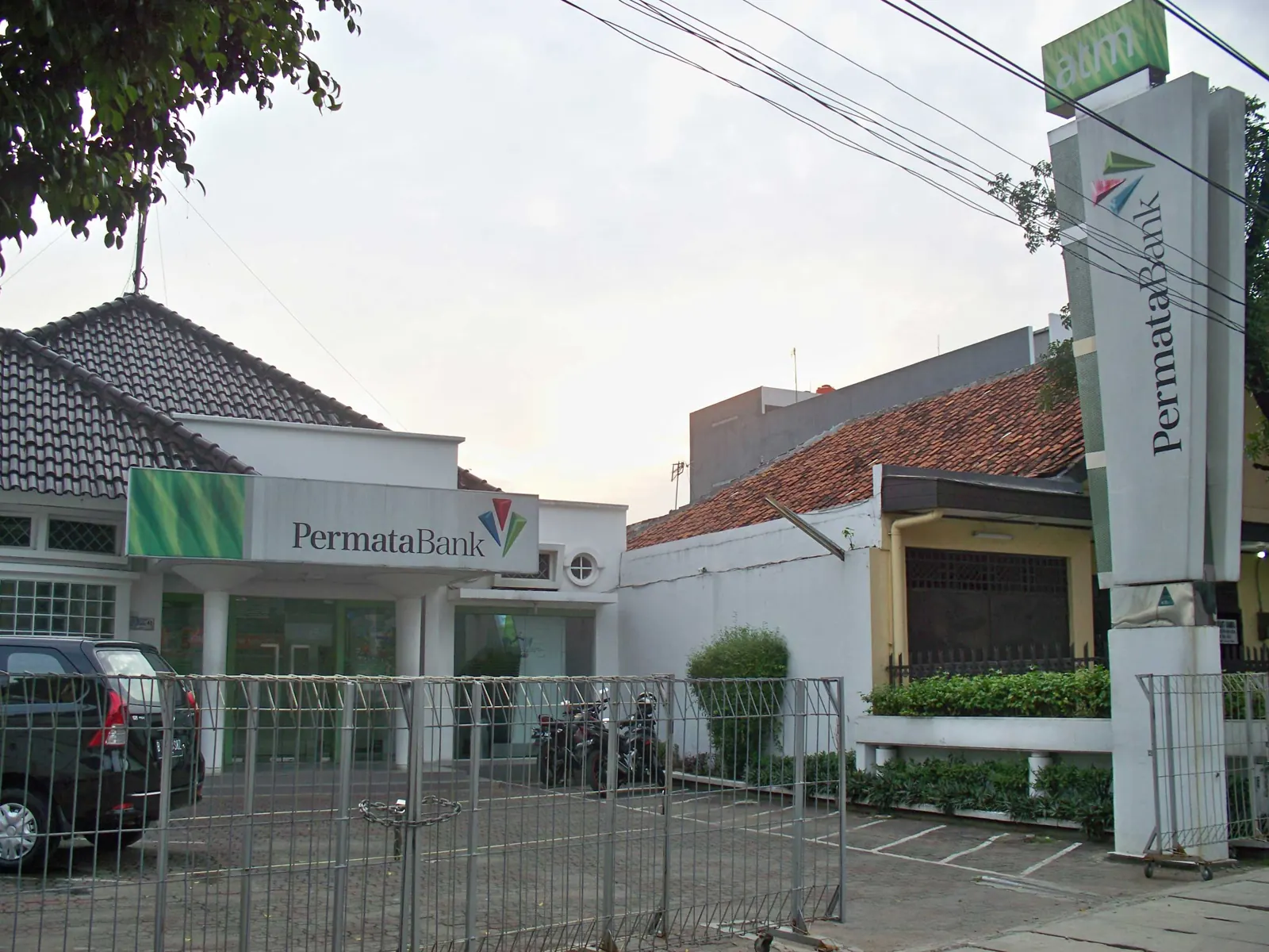 Kantor cabang PermataBank dengan papan nama dan menara ATM, foto arsip Panoramio
