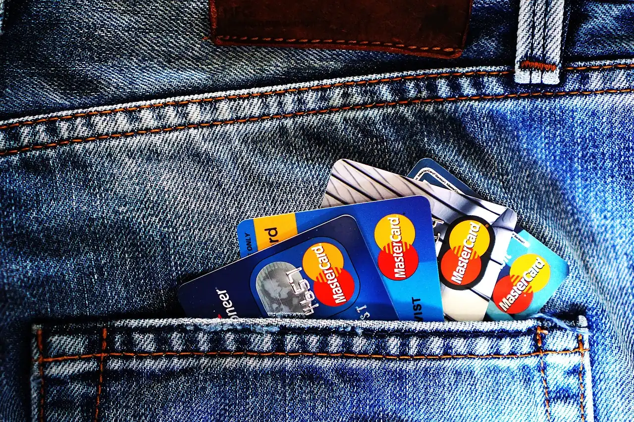 Beberapa kartu kredit di saku belakang celana jeans