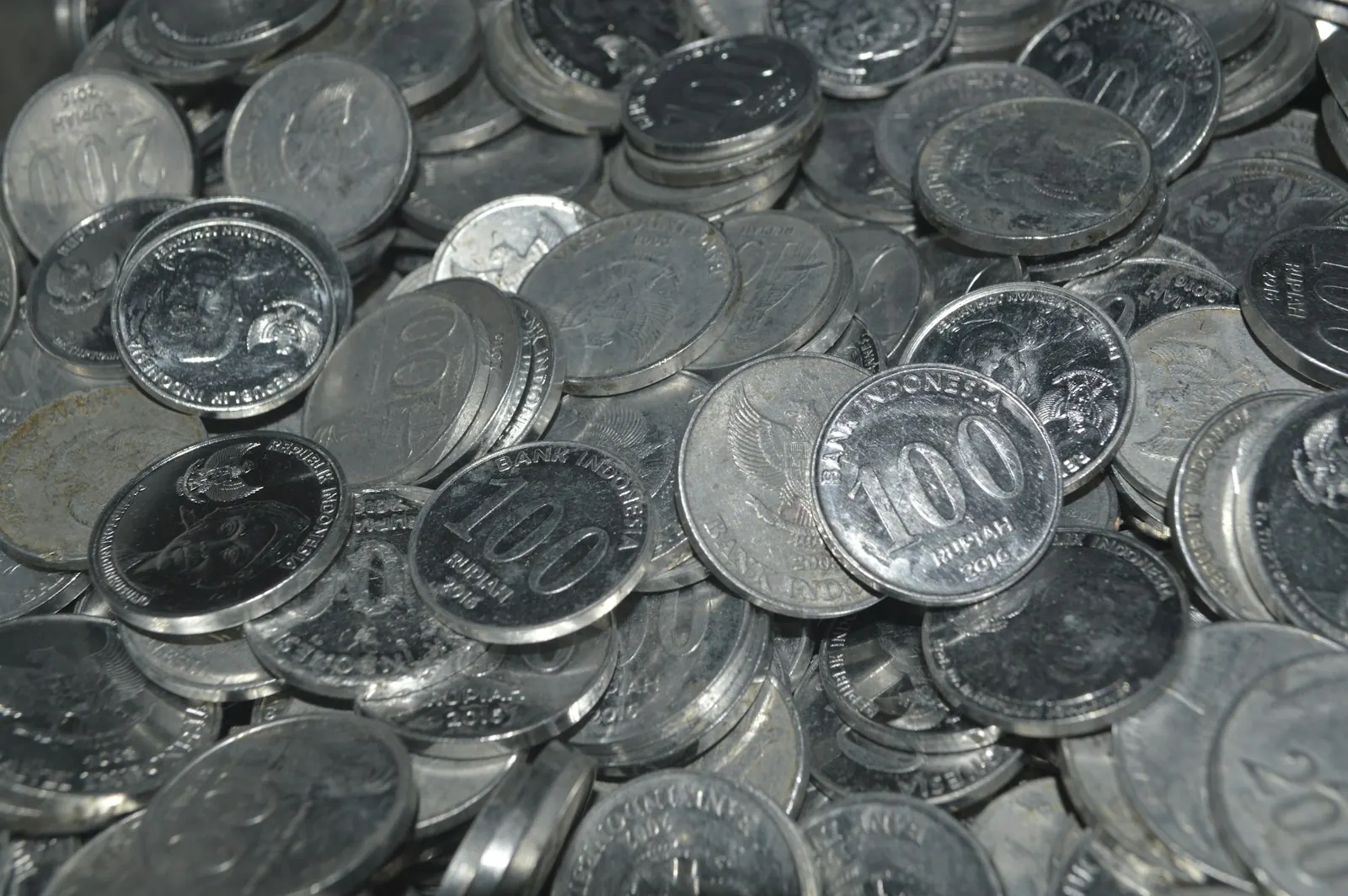 Tumpukan koin rupiah ilustrasi bunga deposito BPR