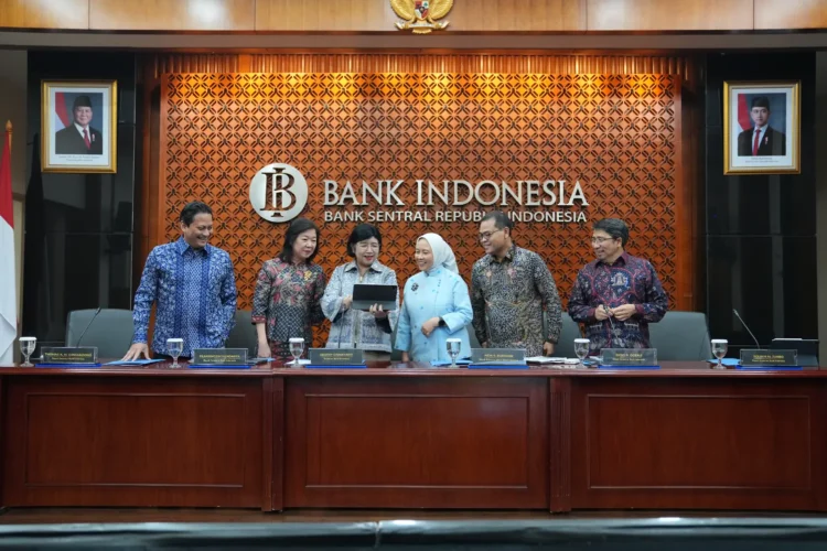 Dewan Gubernur Bank Indonesia di ruang konferensi pers hasil RDG