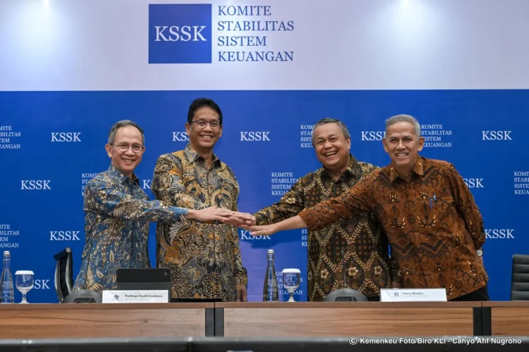 Ketua DK LPS Anggito Abimanyu bersama Gubernur BI, Menkeu, dan Ketua DK OJK di forum KSSK
