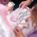 Tangan orang dewasa dan anak memilah uang kertas di atas meja