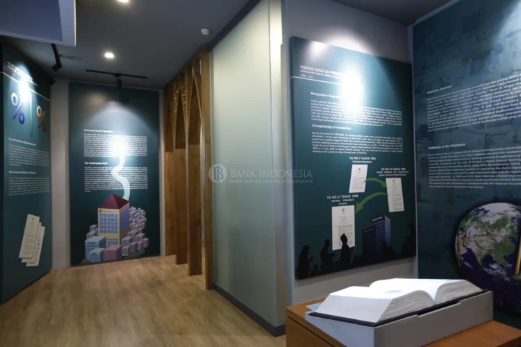 Ruang periode bank syariah di Museum Bank Indonesia berisi panel sejarah undang-undang perbankan syariah