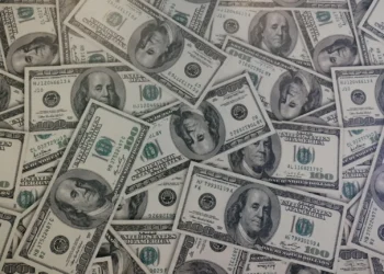 Tumpukan uang kertas 100 dolar AS, ilustrasi deposito valas