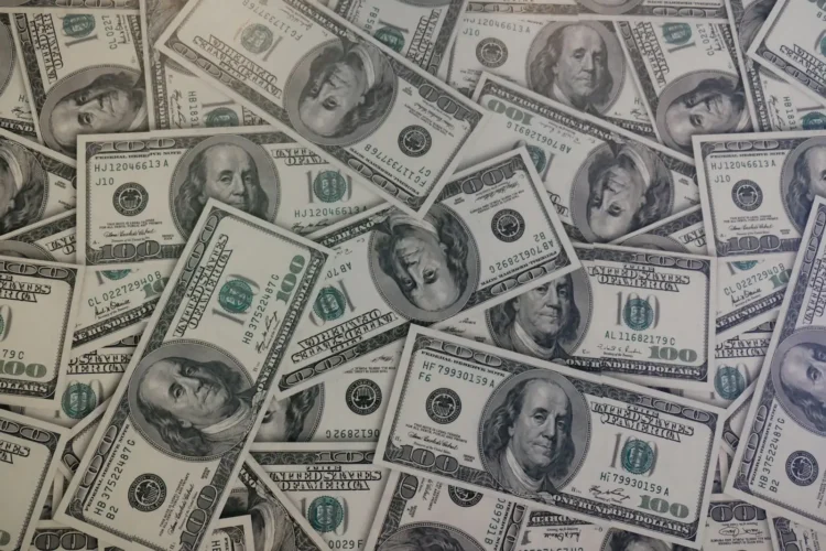 Tumpukan uang kertas 100 dolar AS, ilustrasi deposito valas