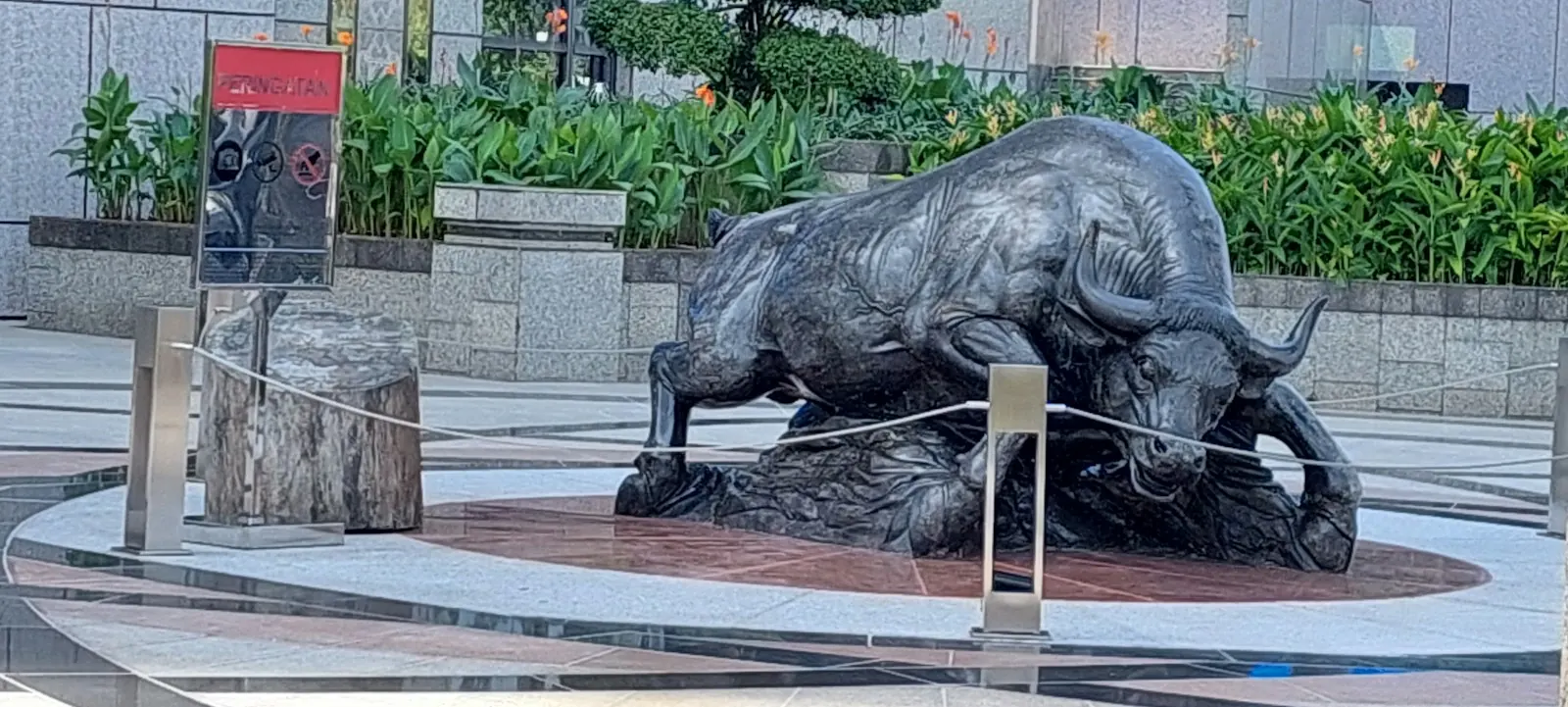Patung banteng di halaman kompleks Bursa Efek Indonesia Jakarta