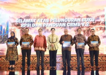 Pimpinan OJK dan bank umum memegang buku RP3I 2026-2030 di Denpasar