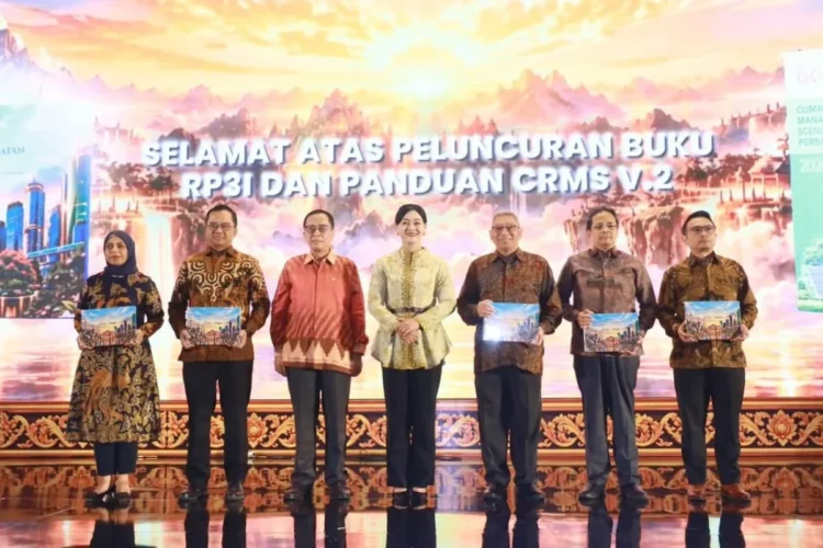 Pimpinan OJK dan bank umum memegang buku RP3I 2026-2030 di Denpasar