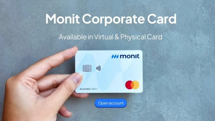 Tangan memegang kartu debit bisnis Monit Mastercard