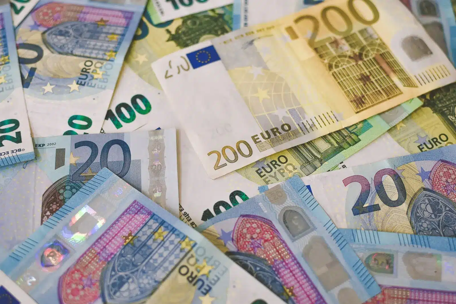 Tumpukan uang kertas euro pecahan 20, 100, dan 200 euro