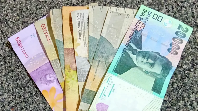 Uang kertas rupiah pecahan Rp2.000 hingga Rp20.000 tersusun berjajar di atas karpet