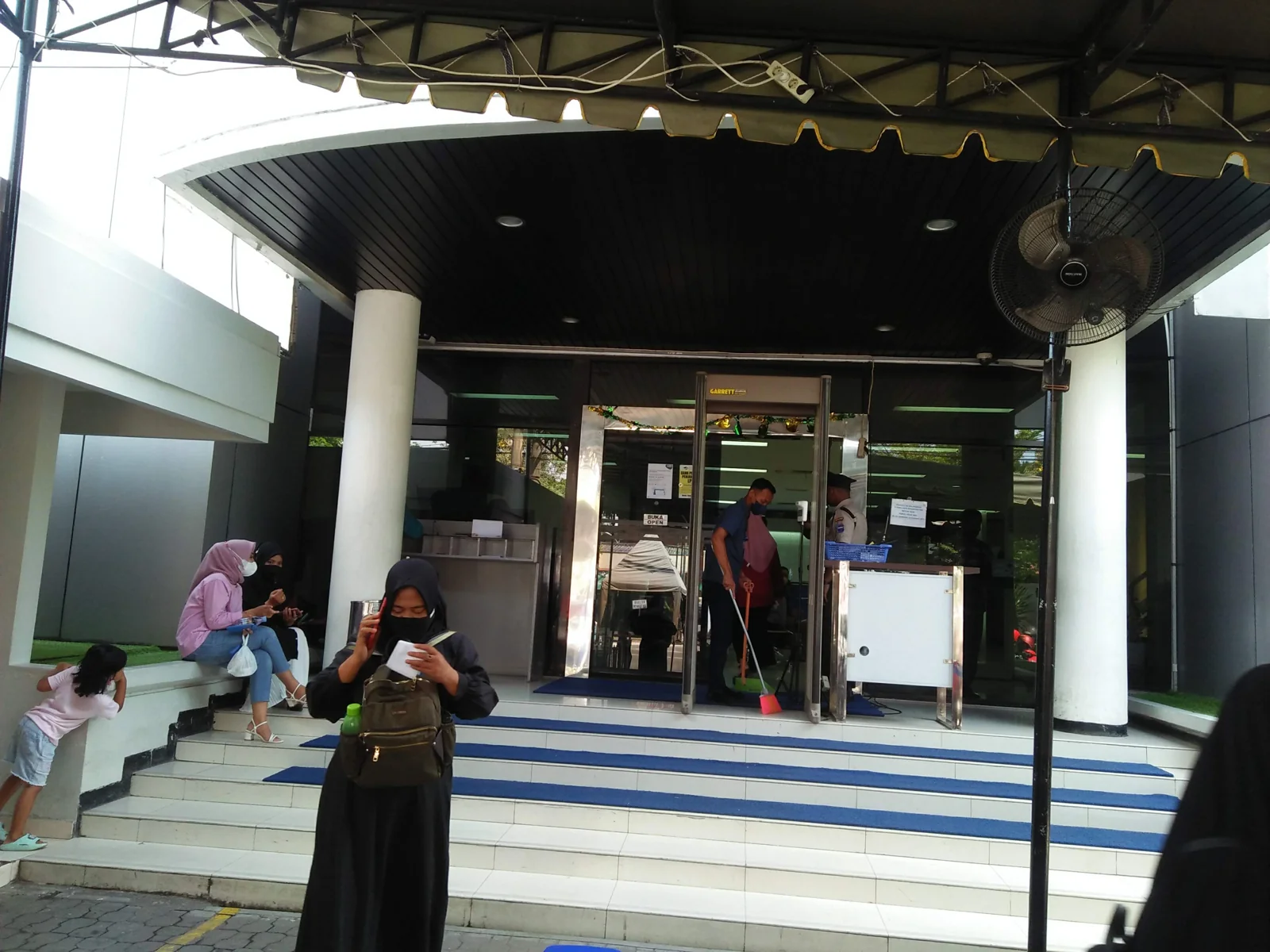 Pintu masuk kantor cabang utama BCA Jombang