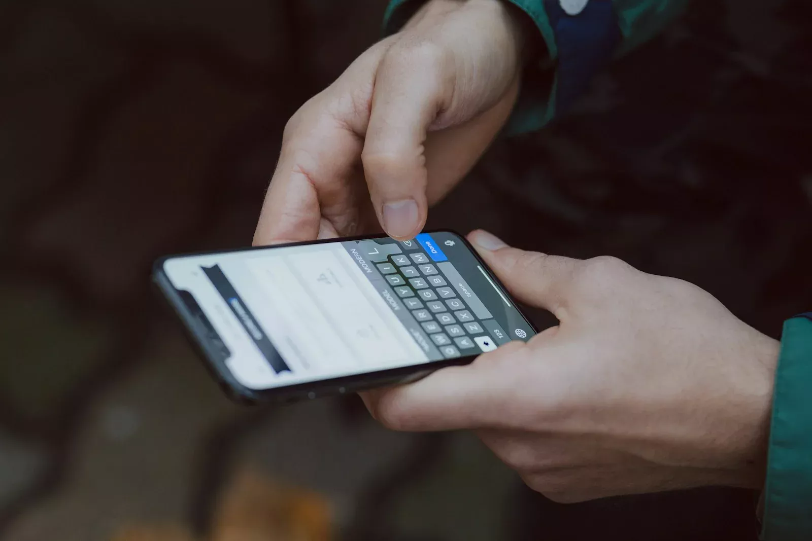 Membuka deposito lewat aplikasi di smartphone