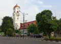 Gedung Bank Mandiri KCP Surabaya Pahlawan dengan menara jam bertuliskan Mandiri Heritage
