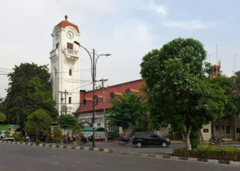 Gedung Bank Mandiri KCP Surabaya Pahlawan dengan menara jam bertuliskan Mandiri Heritage