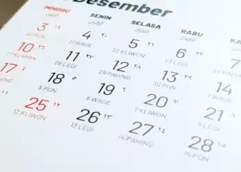 Lembar kalender bulan Desember berbahasa Indonesia dengan tanggal dan hari pasaran Jawa