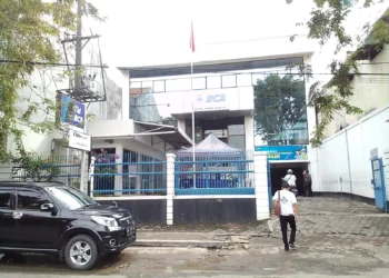 Kantor Cabang Pembantu BCA Kebumen dengan papan logo BCA dan papan ATM BCA di depan gedung