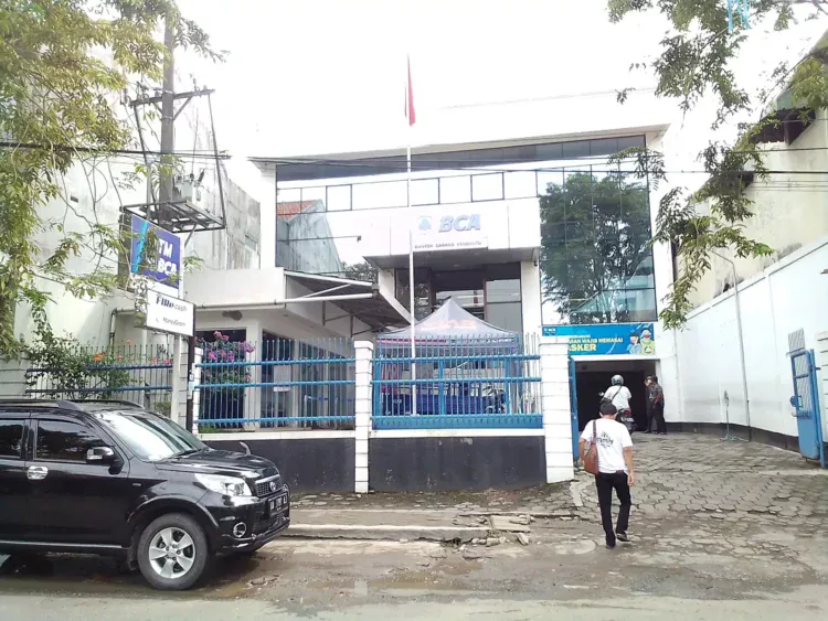 Kantor Cabang Pembantu BCA Kebumen dengan papan logo BCA dan papan ATM BCA di depan gedung