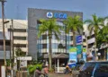 Gedung kantor Bank BCA dengan logo BCA biru dan papan ATM BCA