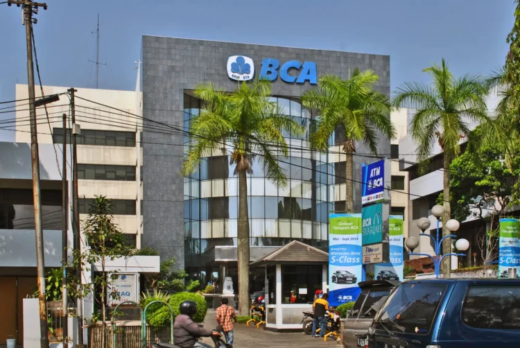 Gedung kantor Bank BCA dengan logo BCA biru dan papan ATM BCA