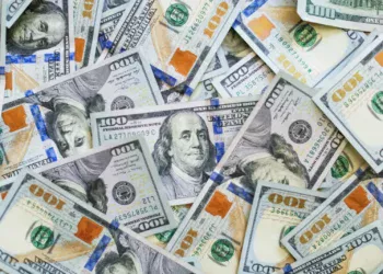 Tumpukan uang kertas 100 dolar AS