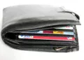 Dompet berisi beberapa kartu kredit
