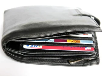 Dompet berisi beberapa kartu kredit
