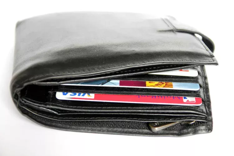Dompet berisi beberapa kartu kredit