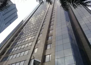Fasad menara Gedung Bursa Efek Indonesia di kawasan SCBD Jakarta dilihat dari bawah