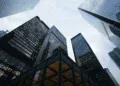Gedung perkantoran bertingkat, gambaran perusahaan pemilik rekening giro