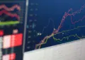 Grafik pergerakan saham di layar monitor