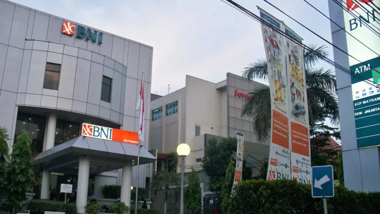 Kantor cabang BNI Matraman Jakarta dengan logo BNI di fasad gedung