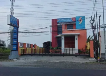 Kantor pusat Bank Pundhi PT BPR Pundhi Arta Indonesia dengan papan nama yang mencantumkan LPS